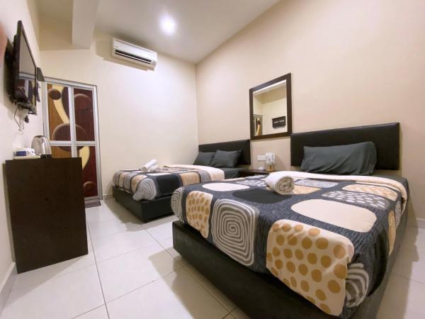 Ze Xiang Hotel - Desa Jaya Ikea Self Check in : photo 2 de la chambre chambre triple avec salle de bains