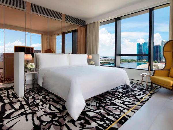 JW Marriott Hotel Singapore South Beach : photo 1 de la chambre premier marina bay suite, executive lounge access, 1 king