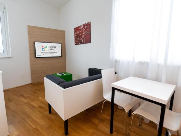 sHome Hotel Graz - Self-Check-in & free parking : photo 9 de la chambre suite junior avec balcon