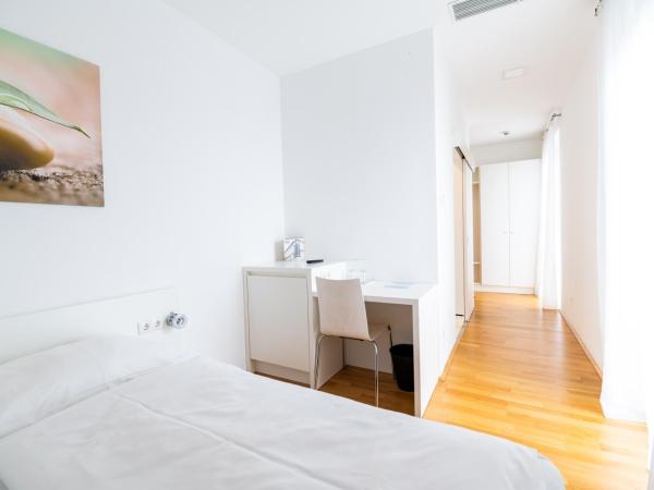 sHome Hotel Graz - Self-Check-in & free parking : photo 8 de la chambre chambre double avec terrasse