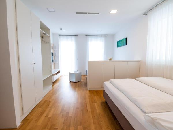 sHome Hotel Graz - Self-Check-in & free parking : photo 8 de la chambre suite junior avec terrasse