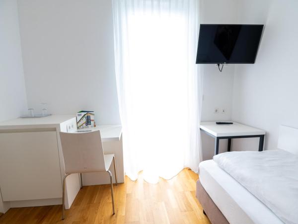 sHome Hotel Graz - Self-Check-in & free parking : photo 9 de la chambre chambre simple avec terrasse