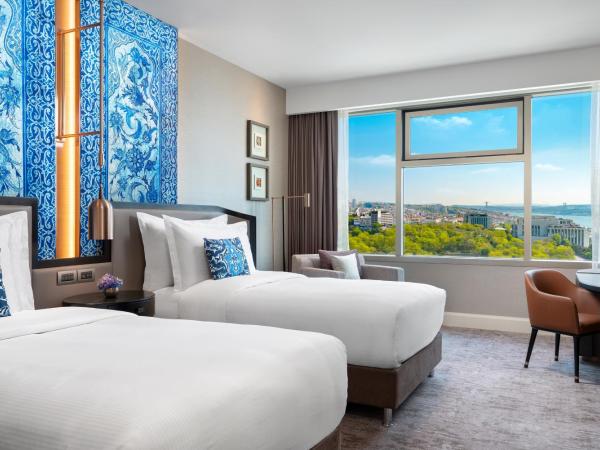 The Ritz-Carlton, Istanbul at the Bosphorus : photo 2 de la chambre chambre lits jumeaux - vue partielle sur bosphore