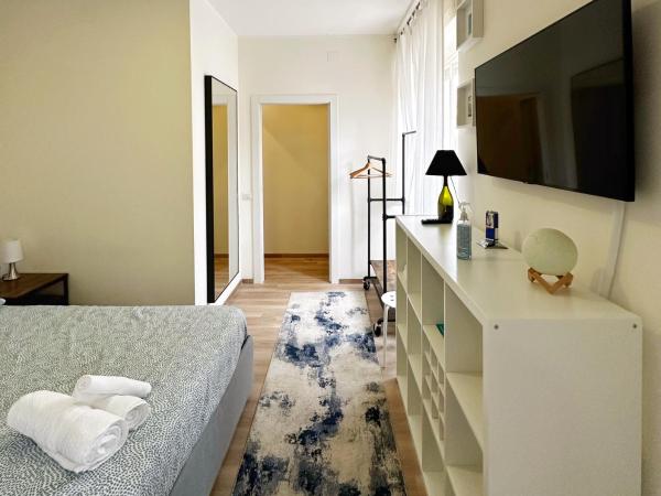 Extravaganza Room and Suite Apartment City Center : photo 5 de la chambre suite junior avec balcon