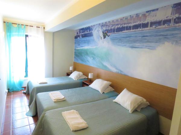 Supertubos Beach Hostel : photo 10 de la chambre chambre triple basique avec salle de bains commune