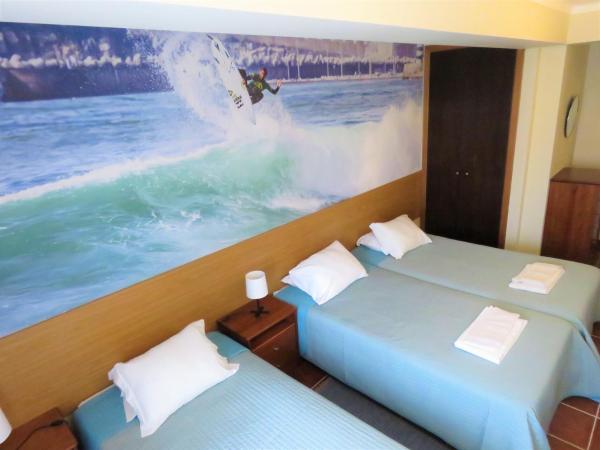 Supertubos Beach Hostel : photo 8 de la chambre chambre triple basique avec salle de bains commune