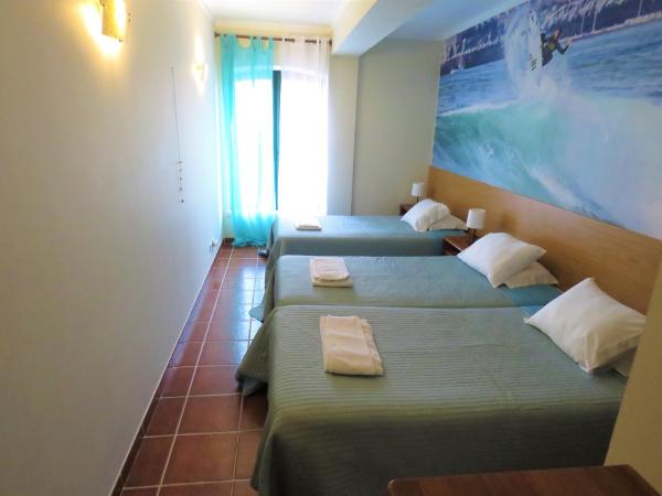 Supertubos Beach Hostel : photo 7 de la chambre chambre triple basique avec salle de bains commune