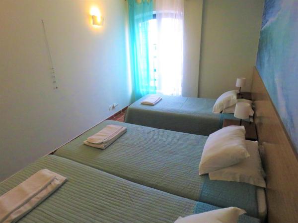 Supertubos Beach Hostel : photo 6 de la chambre chambre triple basique avec salle de bains commune