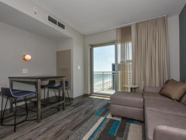 Residence Inn by Marriott Myrtle Beach Oceanfront : photo 3 de la chambre studio lit king-size avec balcon - vue partielle sur océan - adapté aux personnes malentendantes