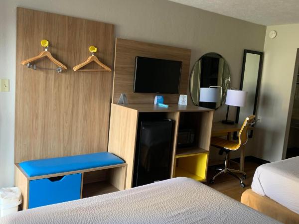 Days Inn by Wyndham Louisville Airport Fair and Expo Center : photo 3 de la chambre chambre 2 lits queen-size - non-fumeurs