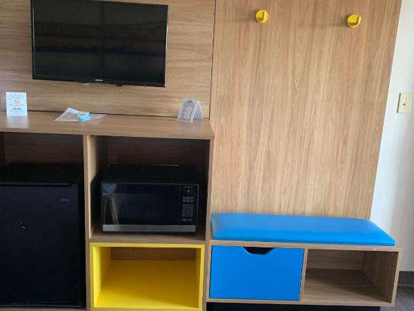 Days Inn by Wyndham Louisville Airport Fair and Expo Center : photo 5 de la chambre chambre 2 lits queen-size - non-fumeurs