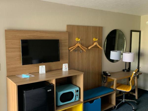 Days Inn by Wyndham Louisville Airport Fair and Expo Center : photo 2 de la chambre chambre de luxe queen – non-fumeurs