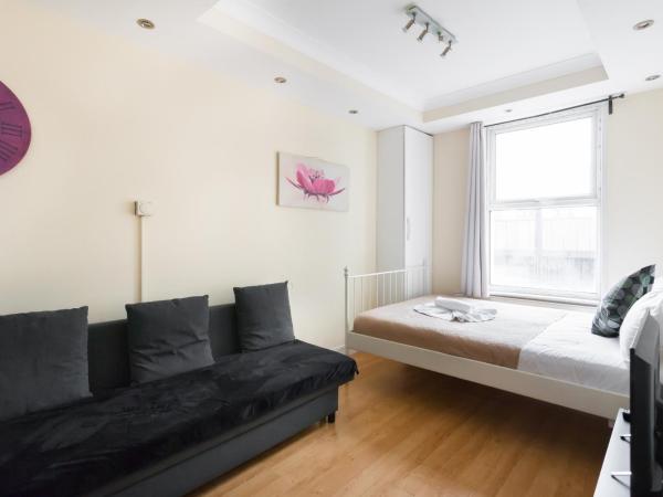 Comfortable Budget Apartment Next To Eurostar International - Kings Cross & Euston Station : photo 1 de la chambre chambre quadruple avec salle de bains privative