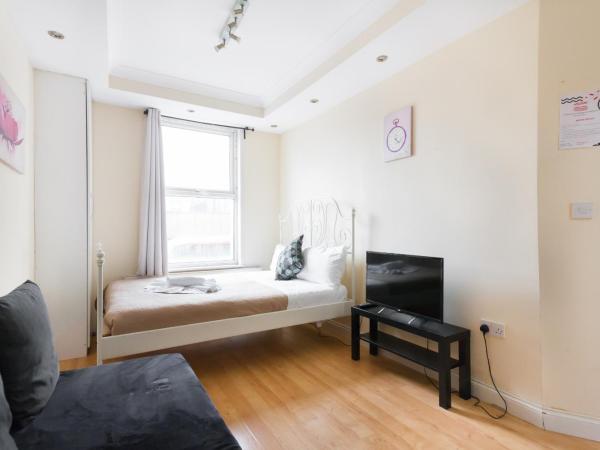 Comfortable Budget Apartment Next To Eurostar International - Kings Cross & Euston Station : photo 5 de la chambre chambre quadruple avec salle de bains privative