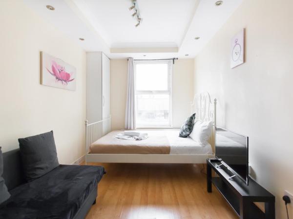 Comfortable Budget Apartment Next To Eurostar International - Kings Cross & Euston Station : photo 4 de la chambre chambre quadruple avec salle de bains privative