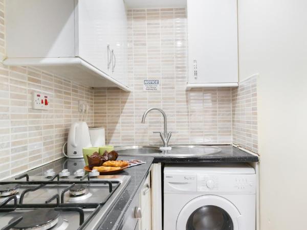 Comfortable Budget Apartment Next To Eurostar International - Kings Cross & Euston Station : photo 9 de la chambre chambre quadruple avec salle de bains privative