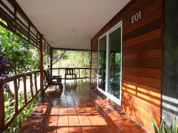 Siam Lanta Resort - SHA Extra Plus : photo 4 de la chambre chambre lit queen-size avec balcon