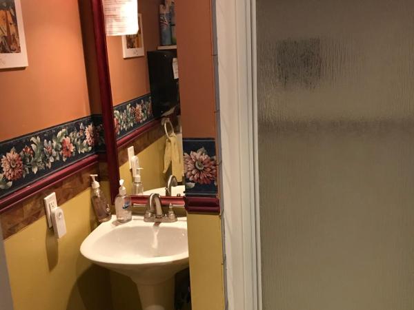 Repos & Manna Downtown Montréal : photo 2 de la chambre chambre simple avec salle de bains privative