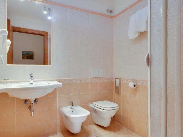 Hotel Mia Cara & Spa : photo 5 de la chambre chambre familiale avec salle de bains privative