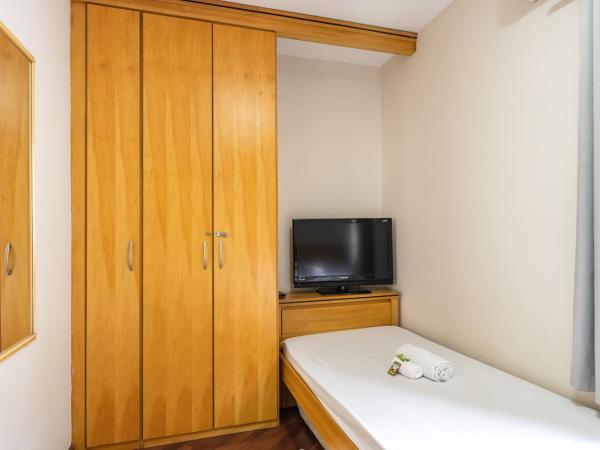 Hostel B2B SP : photo 5 de la chambre chambre triple avec salle de bains privative