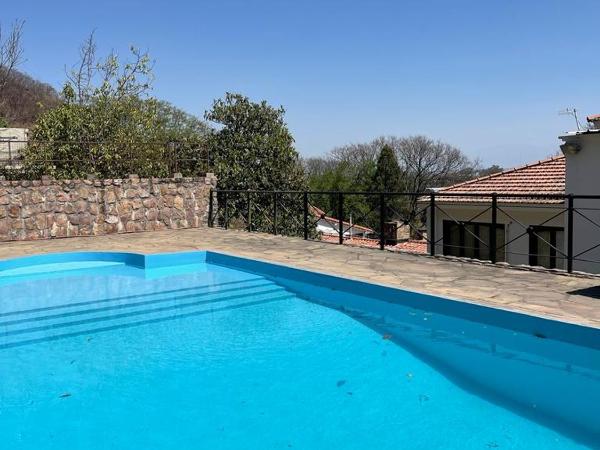 Departamento zona residencial CON PILETA : photo 4 de la chambre appartement avec vue sur la montagne