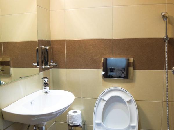 Pella Inn Hostel : photo 6 de la chambre chambre double avec salle de bains et balcon