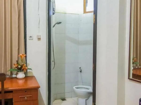 Graha Ara Homestay Syariah RSUD Dr Soetomo Surabaya Mitra RedDoorz : photo 9 de la chambre chambre double Économique