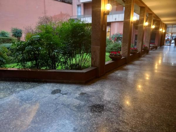 Navigli SUPER VINTAGE SUITE - cozy & comfortable 3 BEDROOM SUITE with 2 Bathrooms - 4th floor with lift - metro' verde -green subway Porta Genova : photo 4 de la chambre suite junior avec balcon