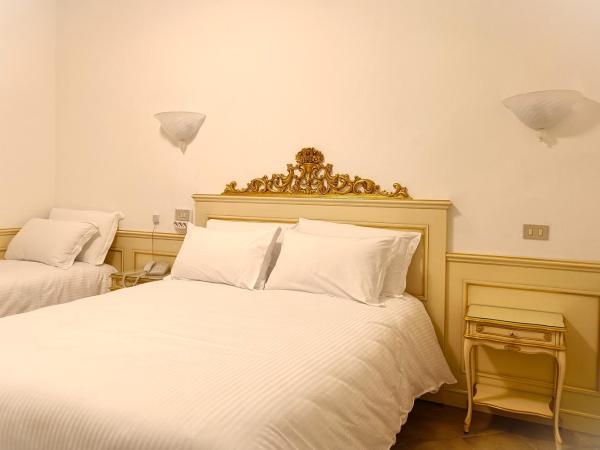 Hotel Guerrini : photo 1 de la chambre chambre triple avec salle de bains privative