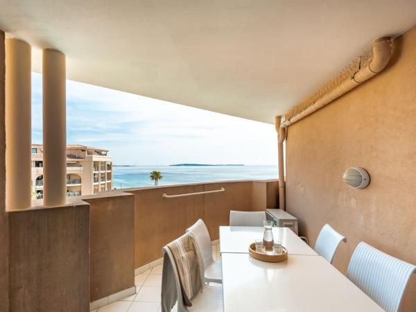 Résidence Pierre & Vacances Cannes Verrerie : photo 2 de la chambre appartement 1 chambre avec coin nuit dans alcôve, climatisation et terrasse ou balcon (6 personnes) - vue sur mer