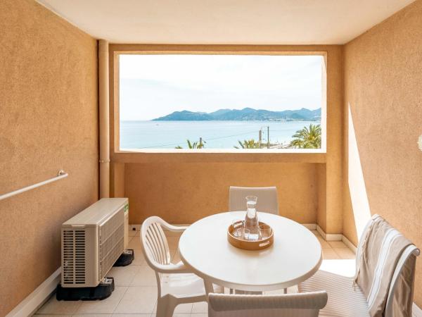 Résidence Pierre & Vacances Cannes Verrerie : photo 1 de la chambre studio avec coin nuit dans alcôve, climatisation et terrasse ou balcon (4 personnes) - vue sur mer