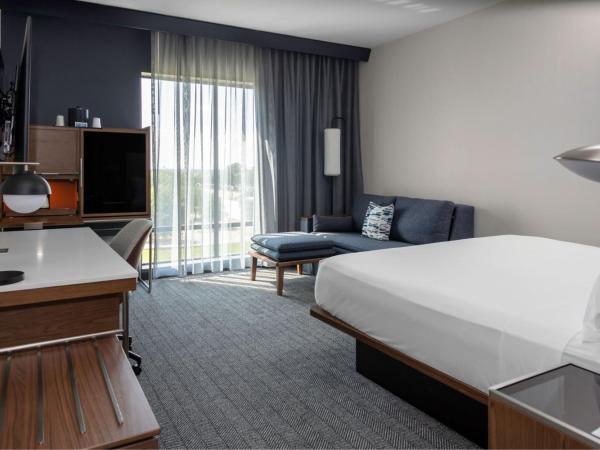 Courtyard by Marriott Memphis East Galleria : photo 2 de la chambre chambre lit king-size avec canapé-lit