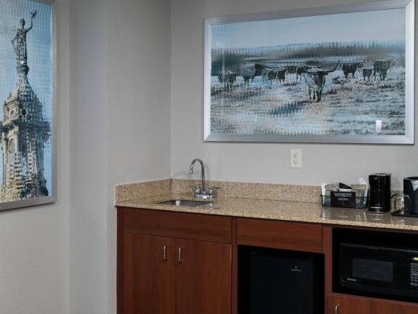 Courtyard by Marriott Austin Parmer Tech Ridge : photo 3 de la chambre suite 1 chambre lit king-size avec canapé-lit