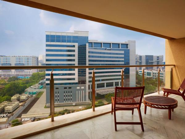 The Westin Hyderabad Mindspace : photo 2 de la chambre lounge access, balcony, 2 twin/single beds
