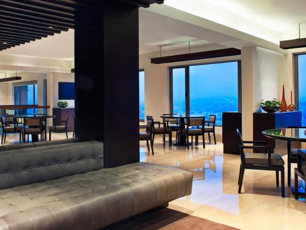 The Westin Hyderabad Mindspace : photo 4 de la chambre lounge access, balcony, 2 twin/single beds