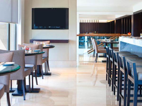 The Westin Hyderabad Mindspace : photo 7 de la chambre lounge access, balcony, 2 twin/single beds