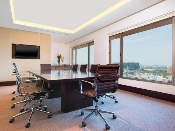 The Westin Hyderabad Mindspace : photo 8 de la chambre lounge access, balcony, 2 twin/single beds