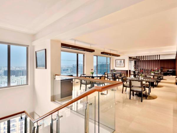 The Westin Hyderabad Mindspace : photo 6 de la chambre lounge access, balcony, 2 twin/single beds