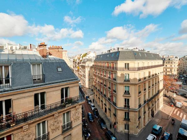 Prince de Galles, un hôtel Luxury Collection, Paris : photo 3 de la chambre chambre lit queen-size art déco avec balcon - vue sur ville