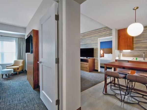 Residence Inn by Marriott Orlando at FLAMINGO CROSSINGS Town Center : photo 4 de la chambre suite avec chambre lit king-size et chambre 2 lits queen-size