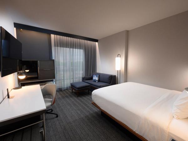 Courtyard by Marriott Charlotte Waverly : photo 1 de la chambre chambre lit king-size avec canapé-lit