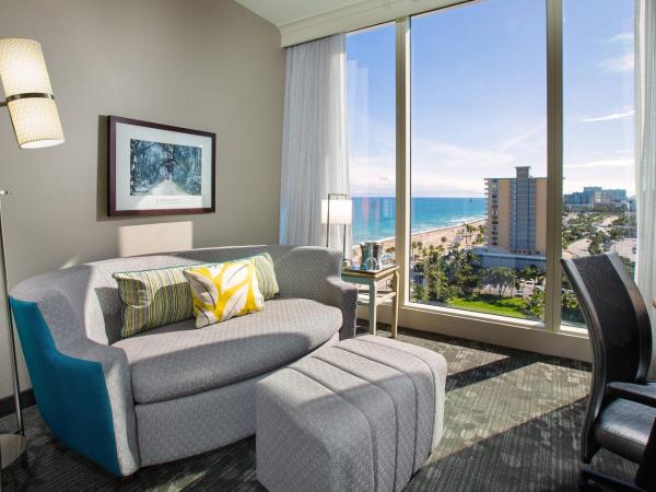 Courtyard by Marriott Fort Lauderdale Beach : photo 3 de la chambre suite lit king-size 1 chambre - vue sur l'eau