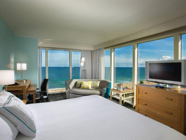 Courtyard by Marriott Fort Lauderdale Beach : photo 2 de la chambre hébergement d'angle lit king-size avec canapé-lit - vue sur eau