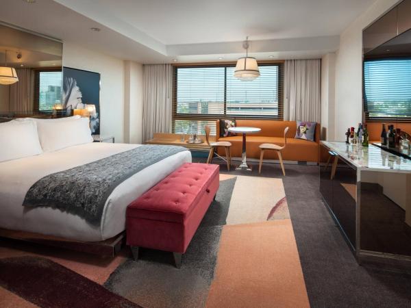 SLS Hotel, a Luxury Collection Hotel, Beverly Hills : photo 5 de la chambre suite sls avec 1 lit king-size et canapé-lit d'appoint