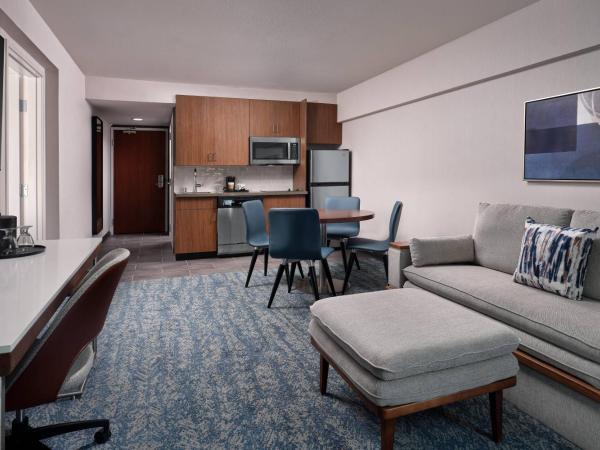 Courtyard by Marriott San Diego Mission Valley/Hotel Circle : photo 1 de la chambre suite lit king-size avec canapé-lit