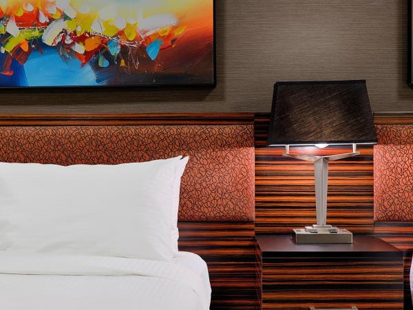 Hotel Clique Calgary Airport : photo 3 de la chambre chambre lit king-size deluxe