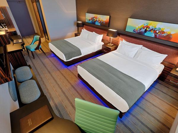 Hotel Clique Calgary Airport : photo 2 de la chambre chambre avec 2 grands lits queen-size