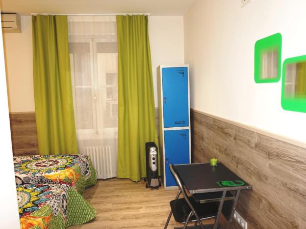 MuchoMadrid : photo 2 de la chambre chambre lits jumeaux avec salle de bains