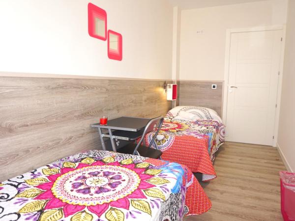 MuchoMadrid : photo 5 de la chambre  lit dans dortoir mixte de 2 lits avec salle de bains commune
