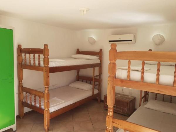 Bamboo Búzios Hostel : photo 3 de la chambre lit dans dortoir mixte de 4 lits avec salle de bains commune